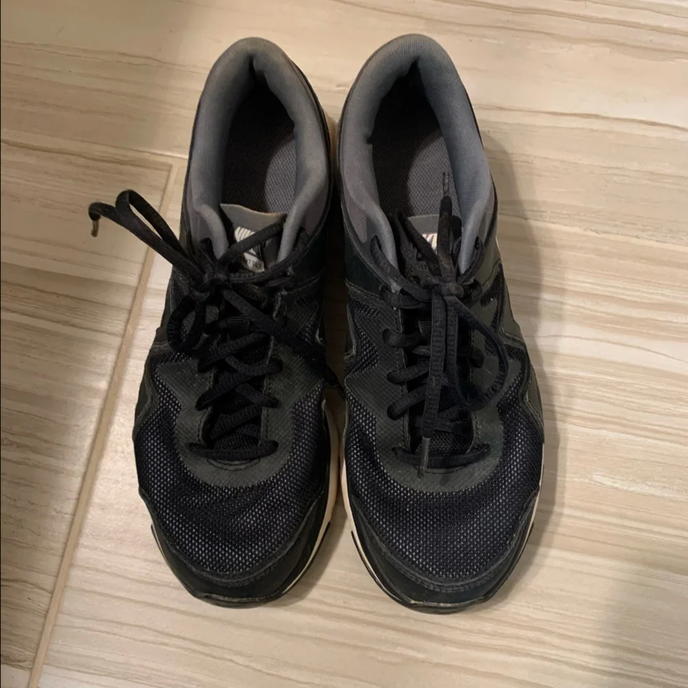nike shoes - Picture 1 of 5
